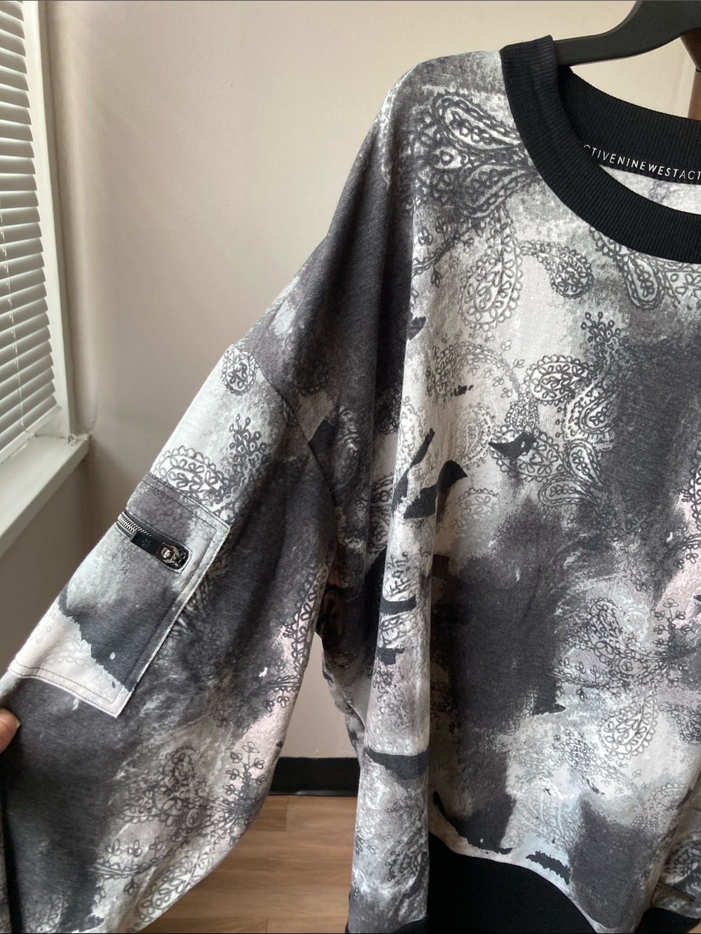 Nine West active paisley print pattern crewneck top zip pocket on sleeve 2X - Picture 4 of 17